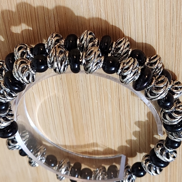 Hand Crafted Bracelet Coil Black and Silver Beaded Fits Most Memory Wire - Picture 6 of 10